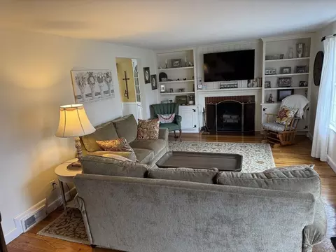 Living - 156 Ashbrook St, Springfield, MA 01118 photo 2 of 4