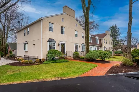 12 Denmark Ln #12, Needham, MA 02492