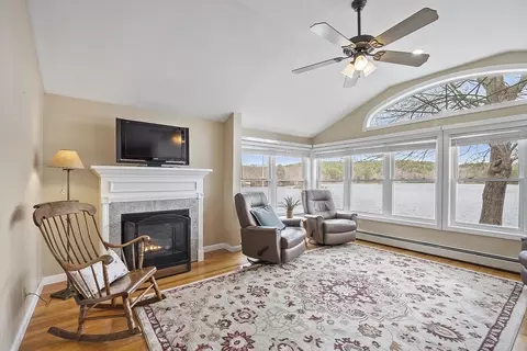 2 Bumpy Ln, Methuen, MA 01844