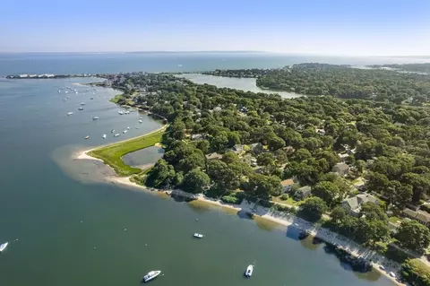 75 Reynolds St, Falmouth, MA 02536