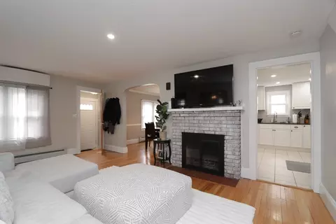 31 Thornton St, Springfield, MA 01104 photo 3