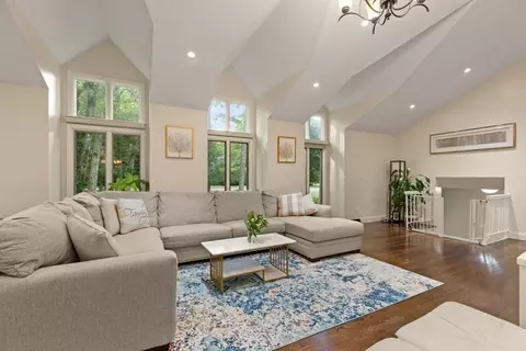 44 Eisenhower Dr, Sharon, MA 02067