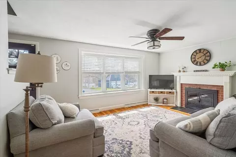 Living - 33 Schofield Dr, Franklin, MA 02038 photo 3 of 4