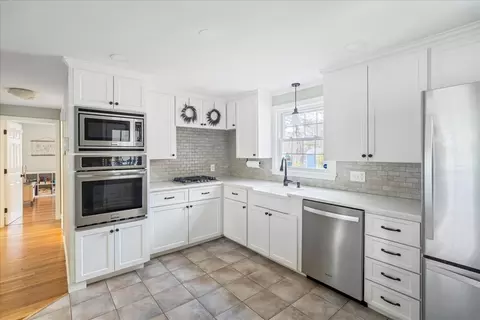 Kitchen - 33 Schofield Dr, Franklin, MA 02038 photo 2 of 2