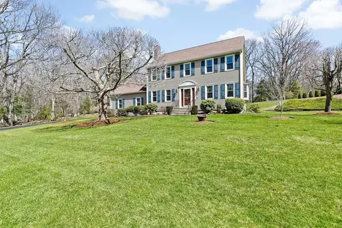 19 Crestview Dr, Mendon, MA 01756