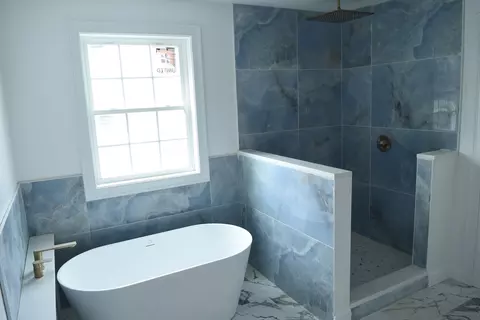 Bath - 59 Sunderland, Worcester, MA 01604 photo 1 of 4