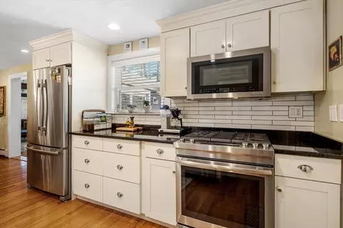 Kitchen - 7 Peter Hobart Dr, Hingham, MA 02043 photo 3 of 4