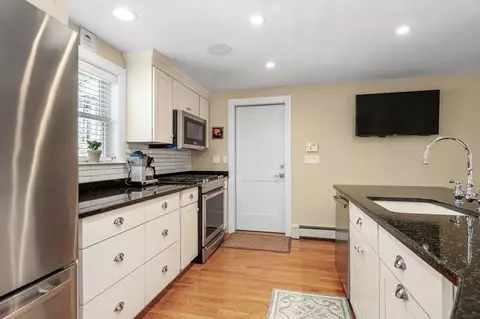 Kitchen - 7 Peter Hobart Dr, Hingham, MA 02043 photo 2 of 4