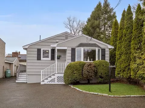88 Lakeview Ter, Waltham, MA 02451