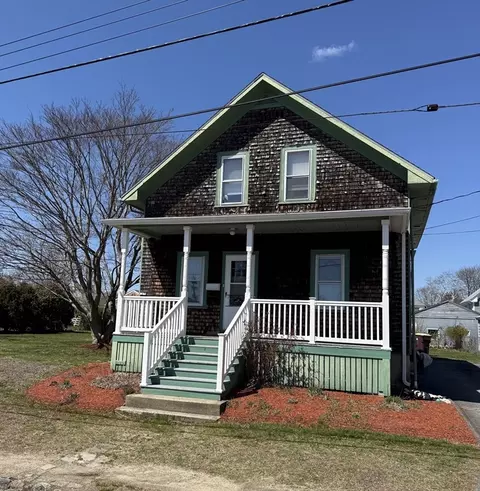 39 Hope St, Acushnet, MA 02743