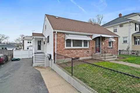 426 Sea St, Quincy, MA 02169