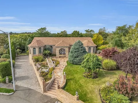 16 Lisa Ln, Saugus, MA 01906
