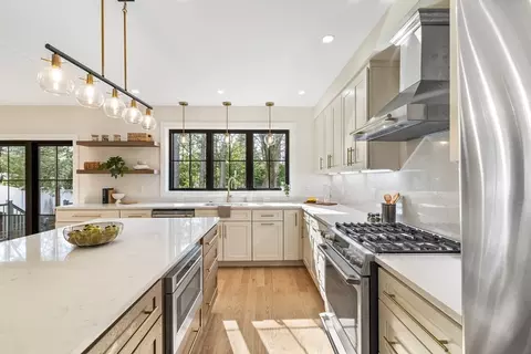 62 Deering St, Reading, MA 01867 photo 3