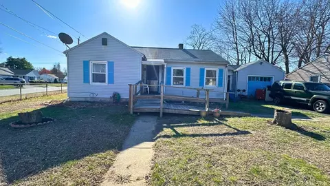 78 W Bay Path Ter, Springfield, MA 01109
