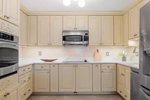20 Central St #402, Salem, MA 01970