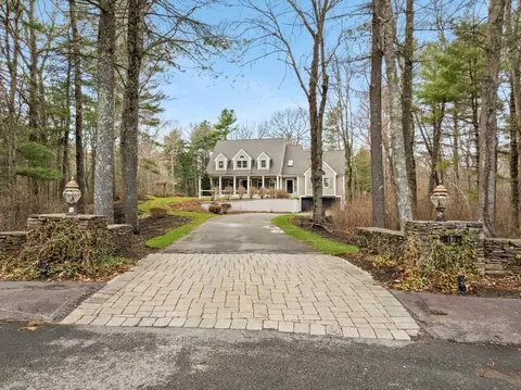 110 Diniz Dr, Raynham, MA 02767