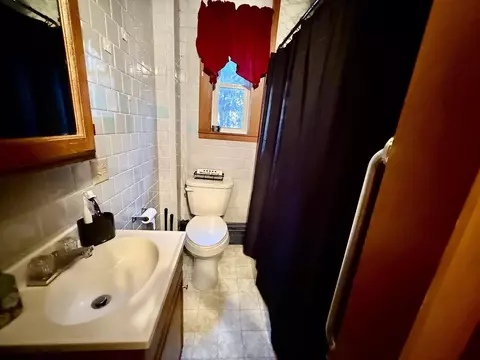 Bath - 27 Cedar St, Barre, MA 01005 photo 1 of 2
