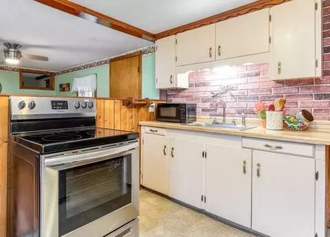 27 Jordan St, Springfield, MA 01129 photo 8