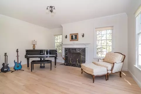 Living - 3 Chieftain Ln, Natick, MA 01760 photo 2 of 3