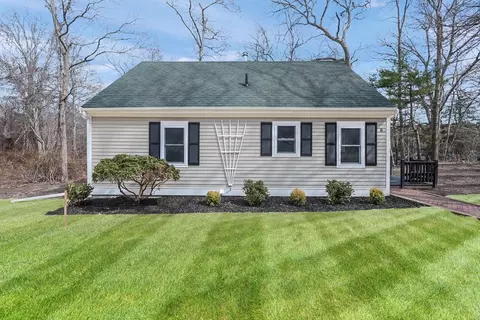 8 Shallow Pond Ln, Falmouth, MA 02536