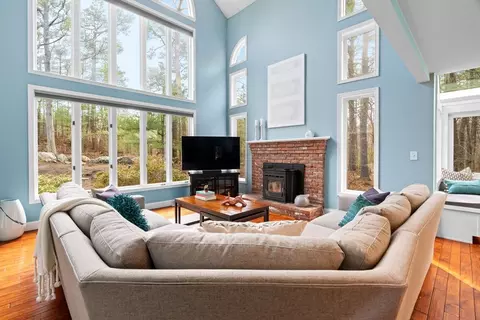 69 N Mill St, Hopkinton, MA 01748