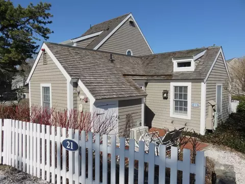 21 Brant Rock Rd, Mashpee, MA 02649