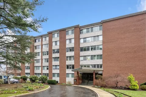 22 Chestnut Pl #607, Brookline, MA 02445