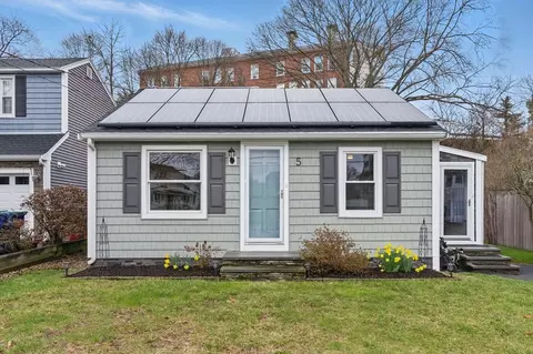 5 Greenway Rd, Salem, MA 01970