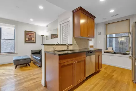 465-469 Hanover St #3R, Boston, MA 02113
