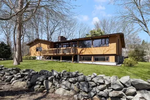 3 Janice Ln, Dartmouth, MA 02748