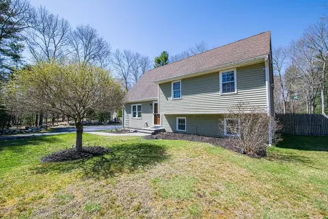 29 S Kingman St, Lakeville, MA 02347