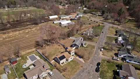 19 Keddy St, Easthampton, MA 01027 photo 4