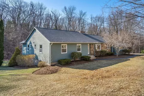 37 Finlay Rd, Sturbridge, MA 01518