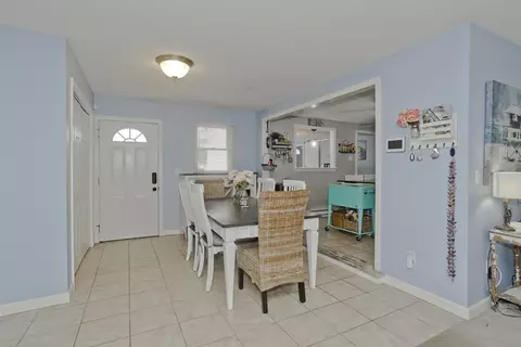 279 Bostwick Ln, Chicopee, MA 01020 photo 3