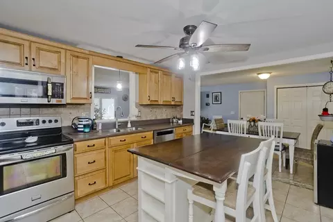 279 Bostwick Ln, Chicopee, MA 01020 photo 4