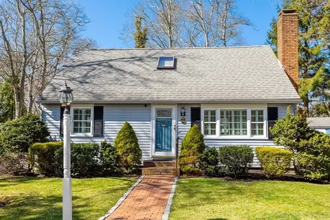 394 Old Stage Rd, Centerville, MA 02632