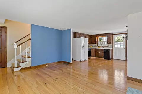 Living - 394 Old Stage Rd, Centerville, MA 02632 photo 4 of 5