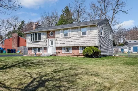 360 Primrose Hill Rd, Dracut, MA 01826