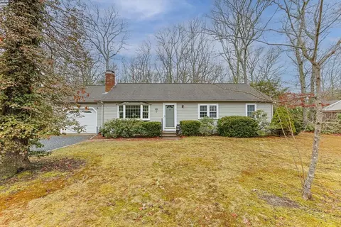 49 Head Of The Pond Ln, Barnstable, MA 02648