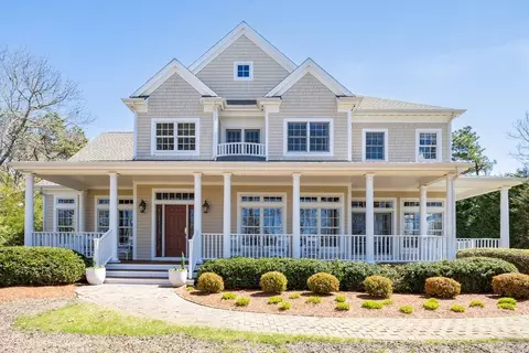 24 Highwood Ln, Falmouth, MA 02536