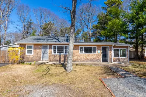 16 Edgewood Dr, Falmouth, MA 02536