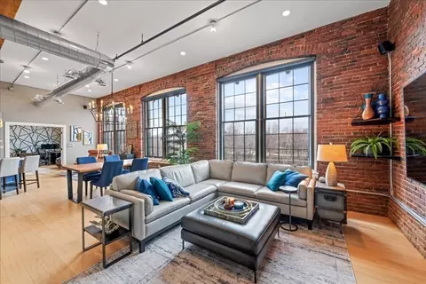 491 Dutton St #317, Lowell, MA 01854