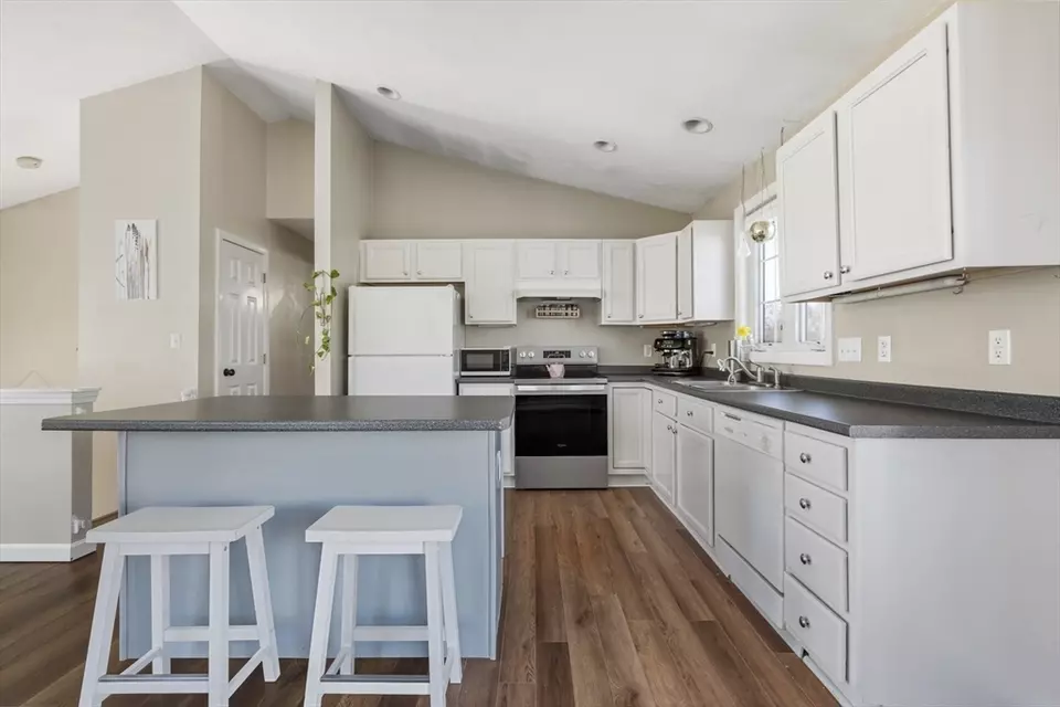  18 Forestview Dr, Fairhaven, MA 02719 photo 3
