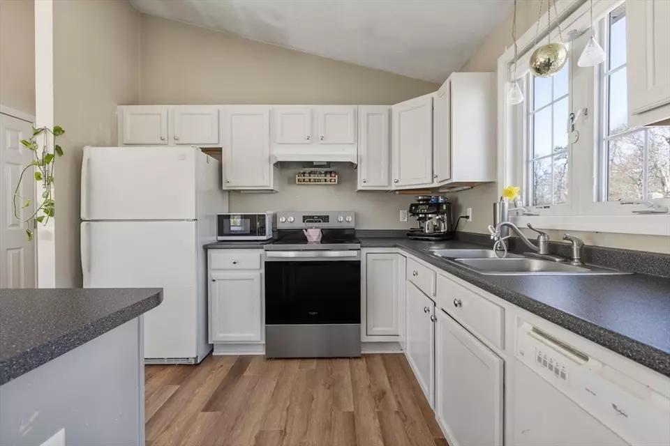  18 Forestview Dr, Fairhaven, MA 02719 photo 4