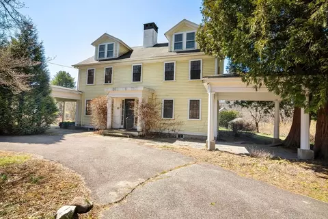 15-19 Strawberry Hill St, Dover, MA 02030