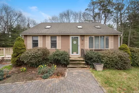 55 Cains Hill Dr, Taunton, MA 02718