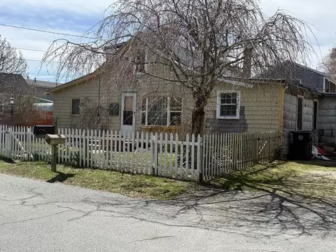 21 Evergreen St, Dartmouth, MA 02747
