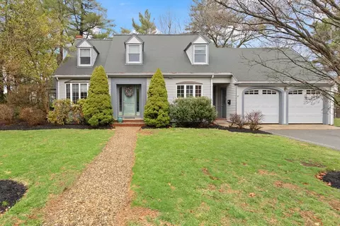 16 Lakeview Dr, Lynnfield, MA 01940