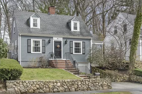 82 Risley Rd, Chestnut Hill, MA 02467