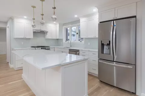 18 Longmeadow Dr, Canton, MA 02021